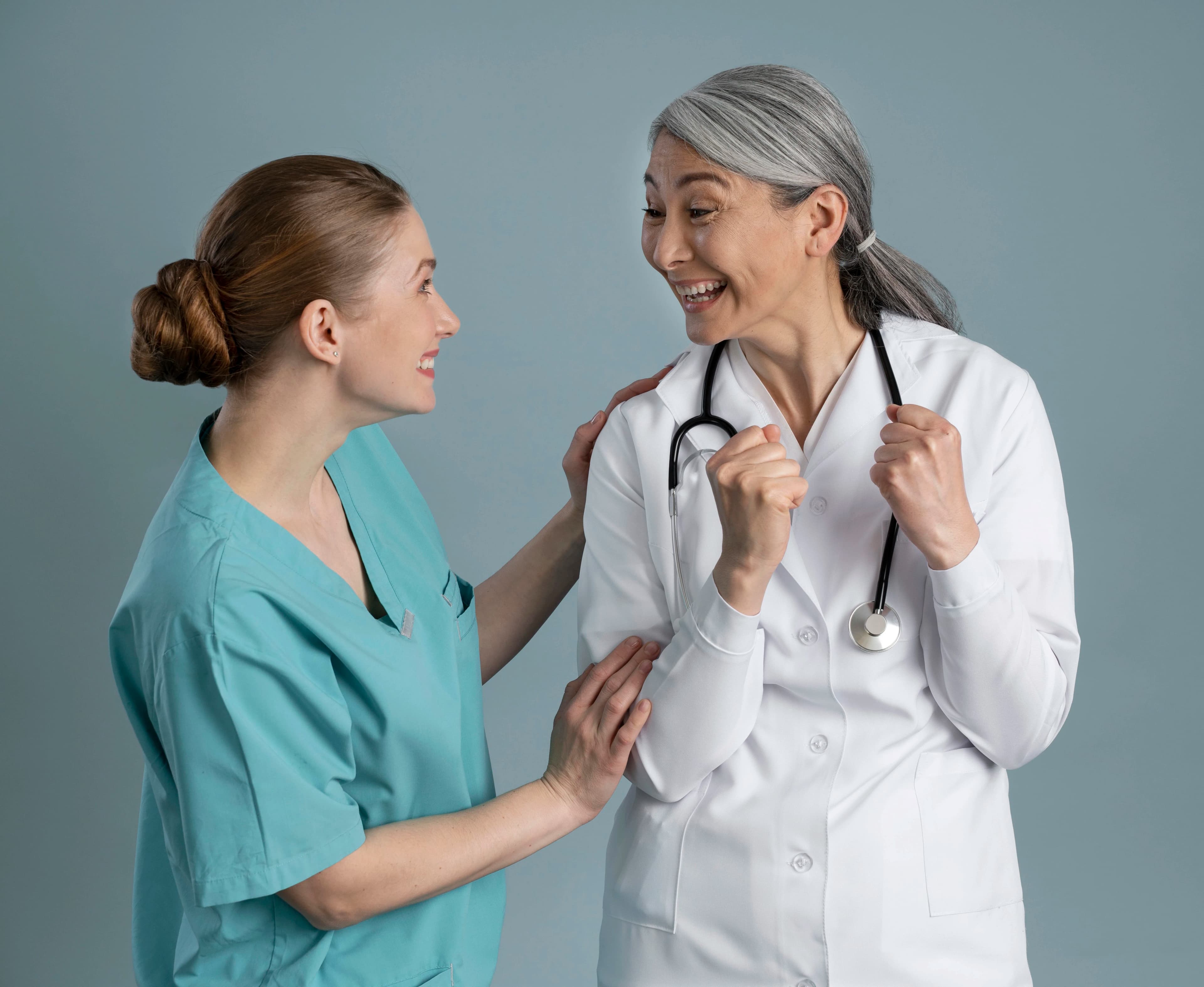 Dos profesionales de salud conversando.